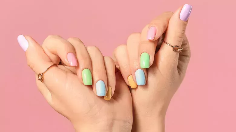 Los mayores errores que todo el mundo comete con las uñas de gel - La lista