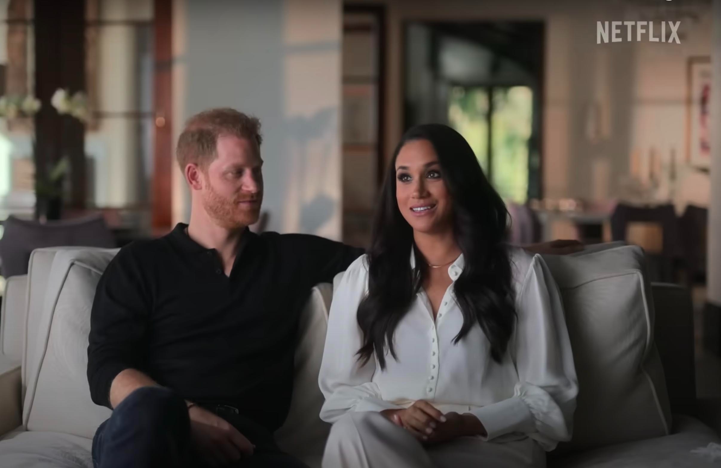 Meghan Markle acusada de racismo por bromear sobre su reverencia