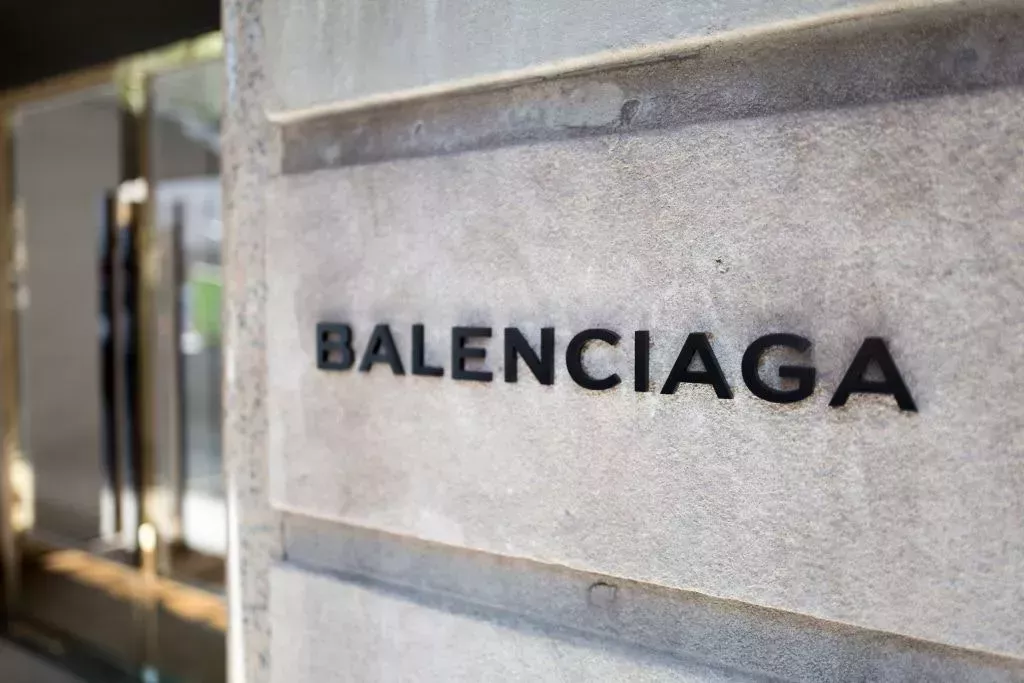 ¿Qué pasa con Balenciaga? La polémica de la campaña navideña explicada