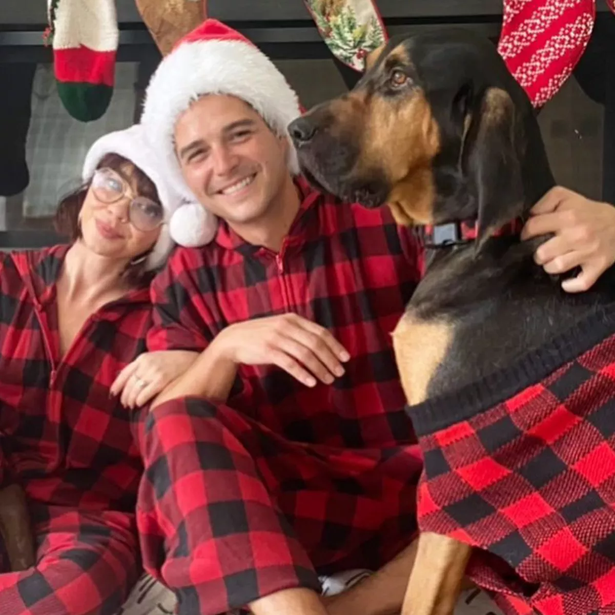 Sarah Hyland y Wells Adams lloran la pérdida de su querido perro Carl