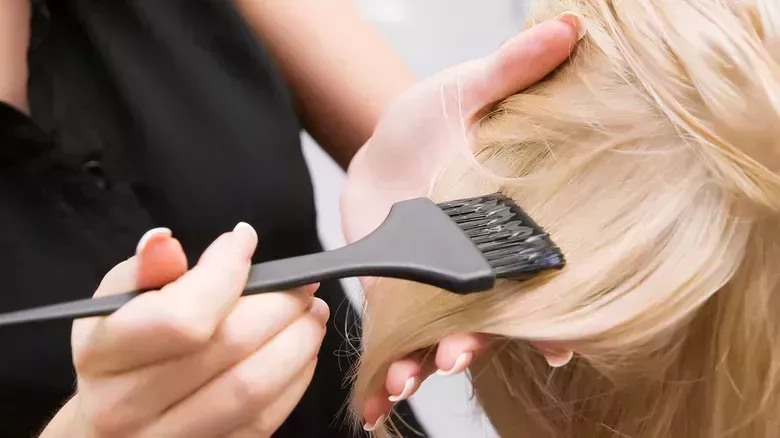 ¿Con qué frecuencia se debe matizar el cabello decolorado?