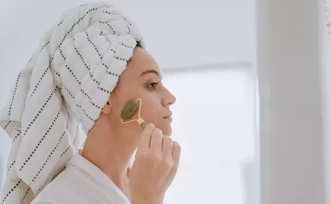 Guía paso a paso sobre cómo usar un rodillo facial a diario