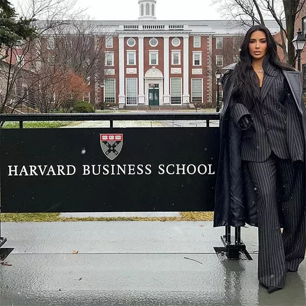Kim Kardashian da un discurso en la Escuela de Negocios de Harvard: "Sueño de lista de deseos"