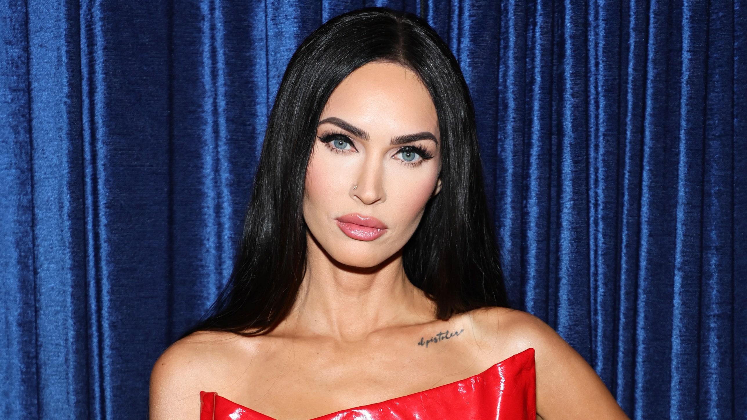 La novia gótica Megan Fox acaba de estrenar una melena rubia y un flequillo despuntado