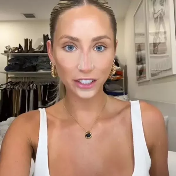 La TikToker Alix Earle lo cuenta todo sobre su aumento de pecho en su "Boobaversary"