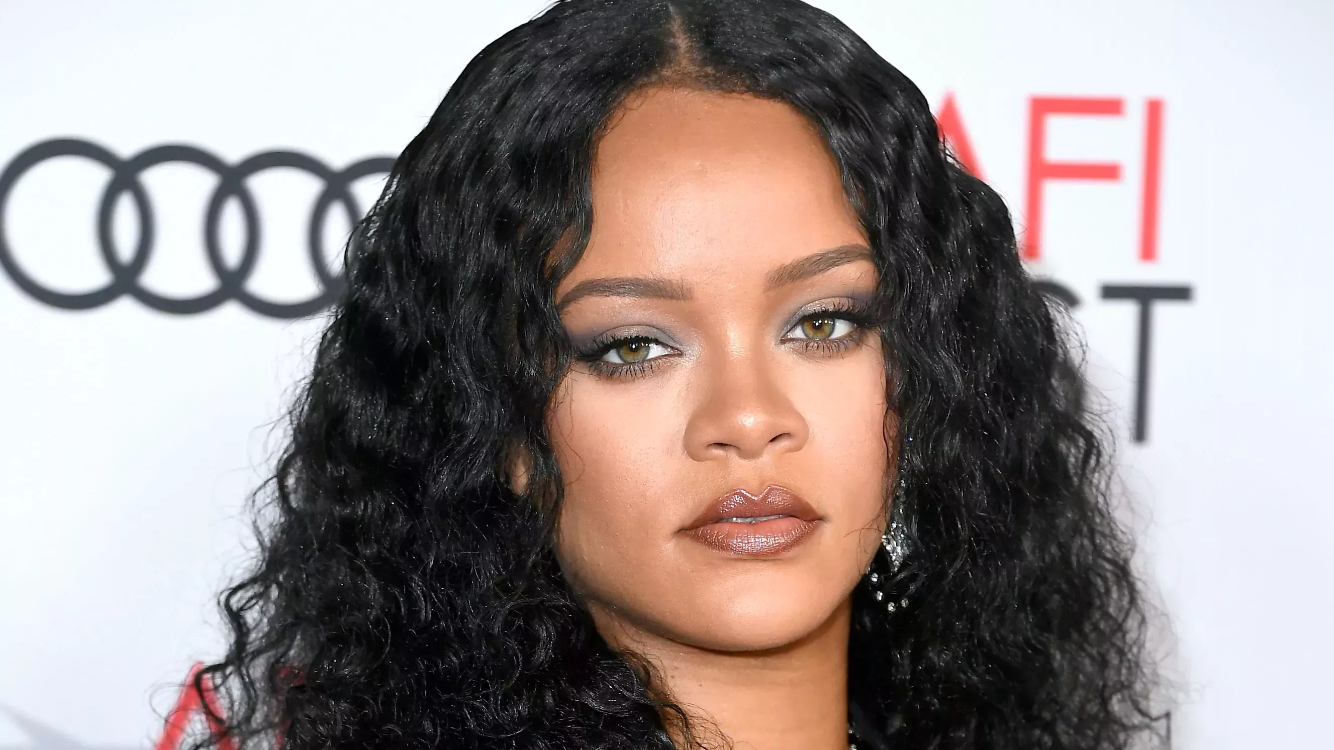 Necesitas esta vista de 360 grados del peinado de Rihanna en los Globos de Oro