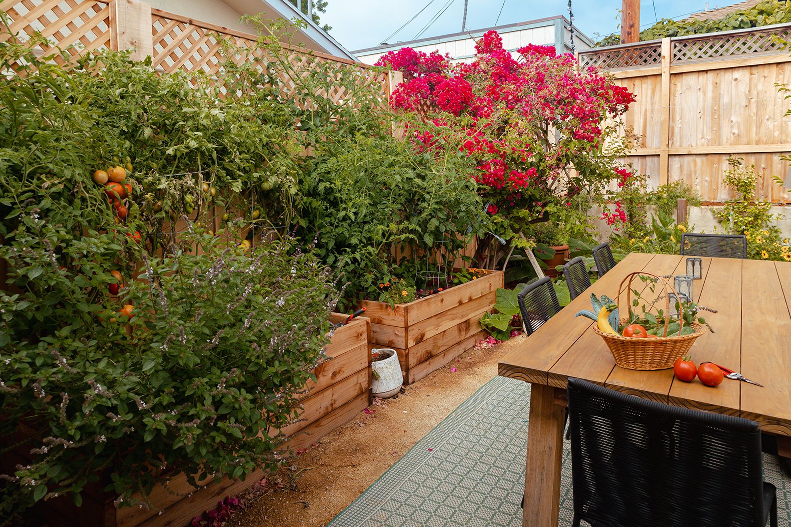 Puedes hacer tú mismo estas ideas baratas de camas elevadas para jardín