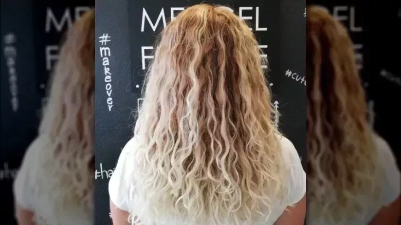 ¿Se puede aplicar la permanente al pelo decolorado?