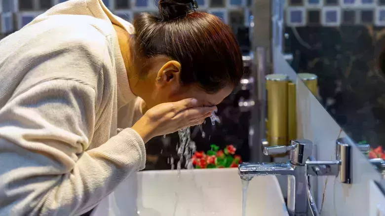 11 errores en el cuidado de la piel que están causando tu piel grasa