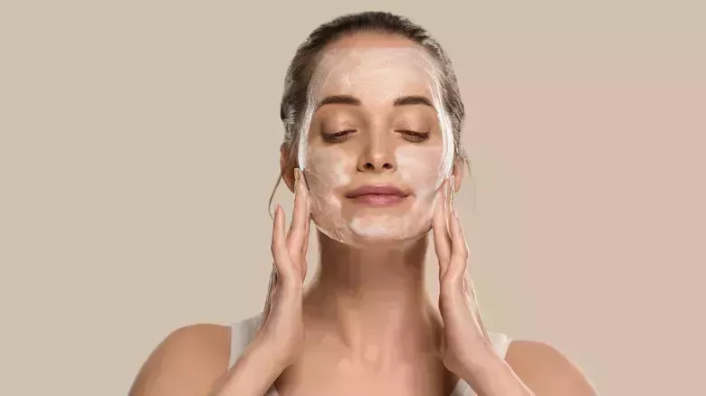 ¿Cuánto limpiador facial necesita realmente?