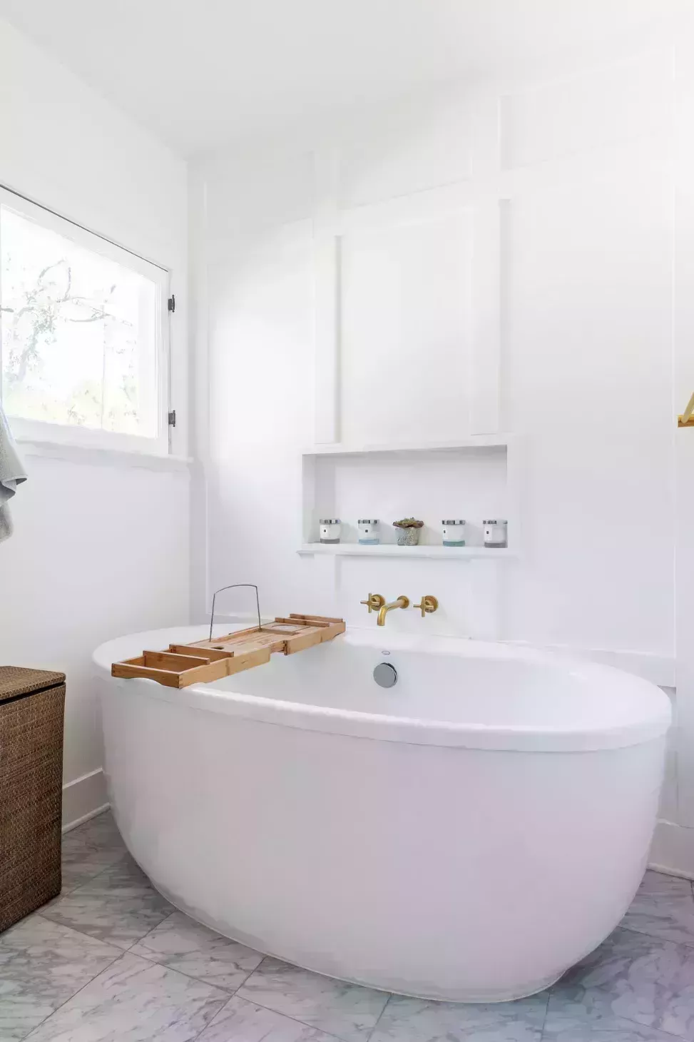 Estos diseños de baños blancos no tienen nada de aburridos 