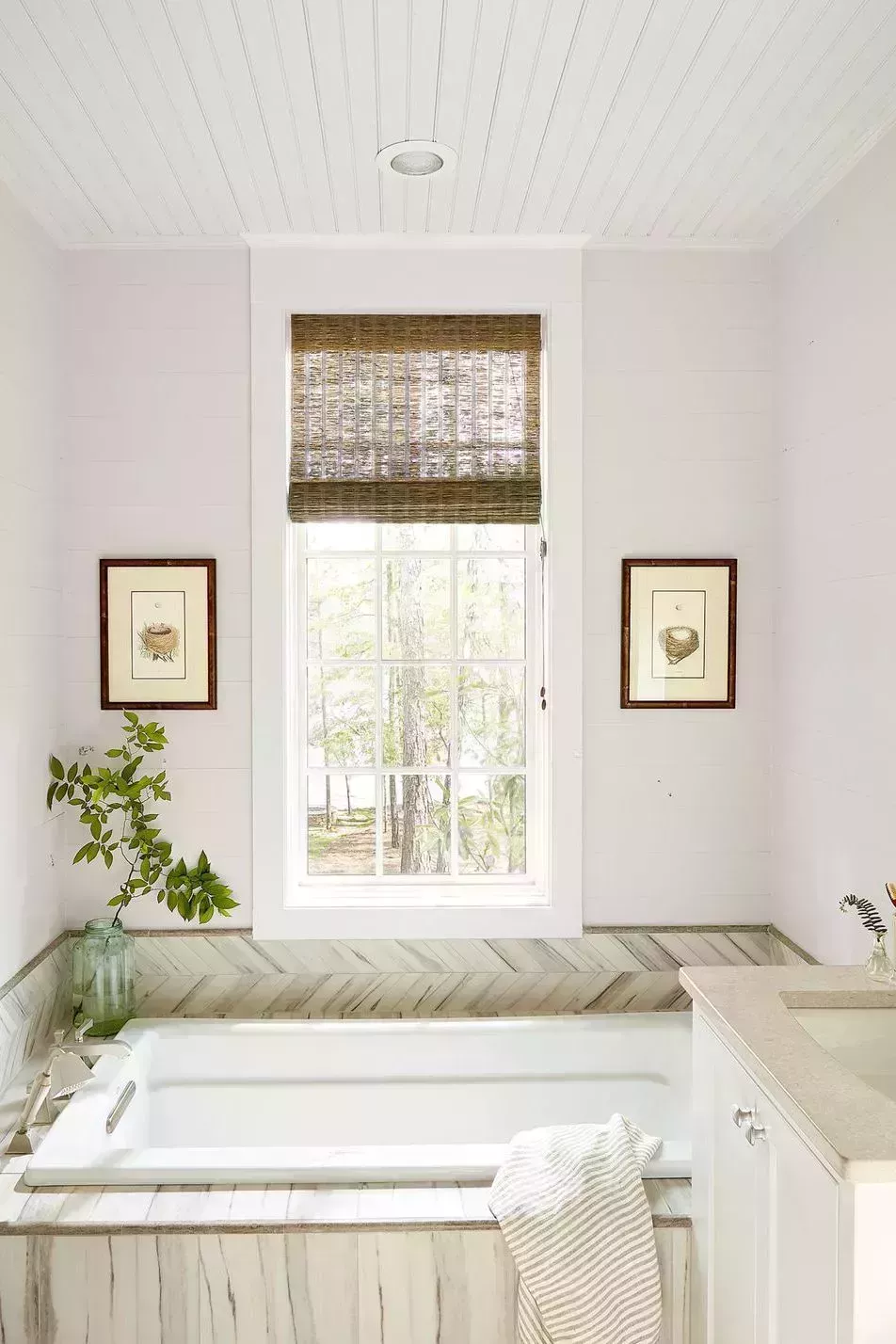 Estos diseños de baños blancos no tienen nada de aburridos 