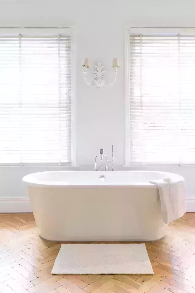 Estos diseños de baños blancos no tienen nada de aburridos 