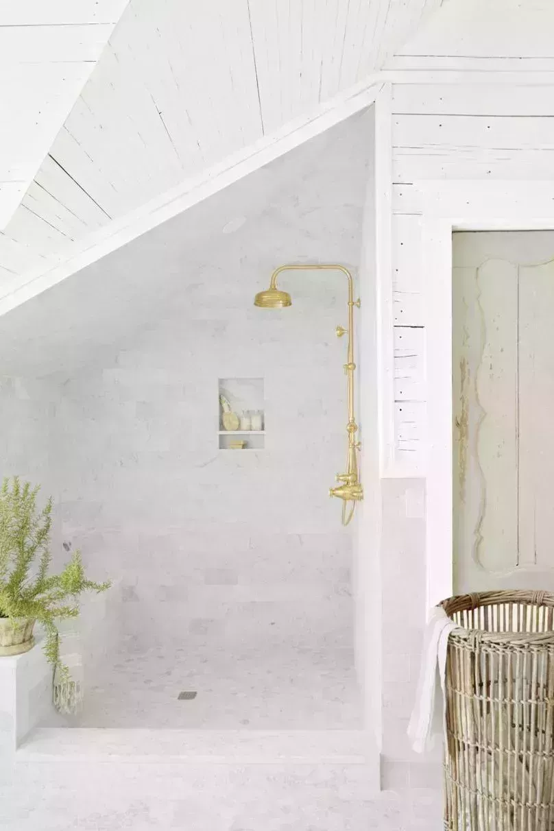 Estos diseños de baños blancos no tienen nada de aburridos 