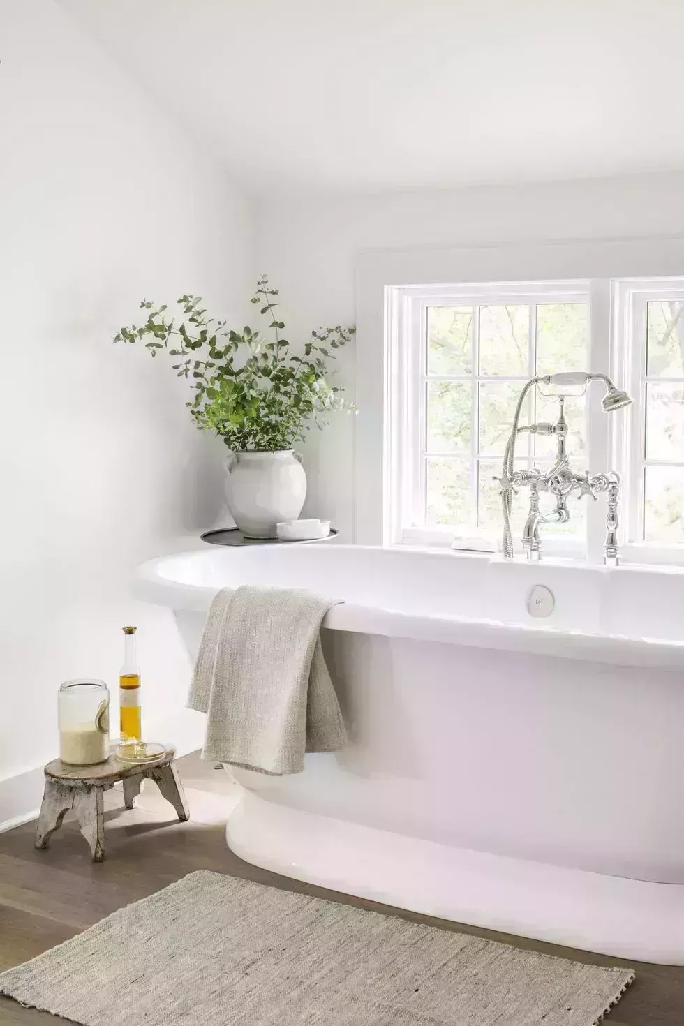 Estos diseños de baños blancos no tienen nada de aburridos 