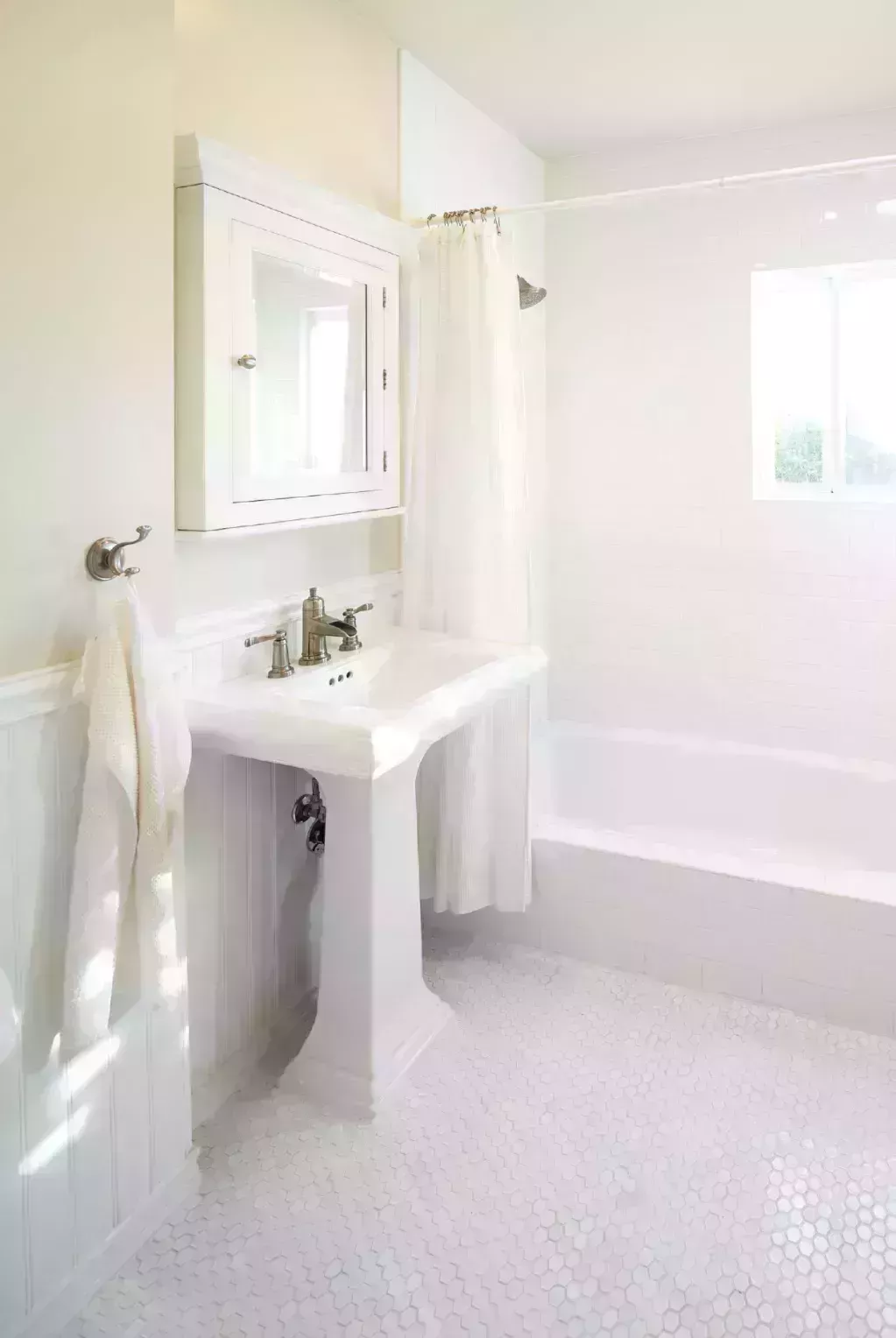 Estos diseños de baños blancos no tienen nada de aburridos 