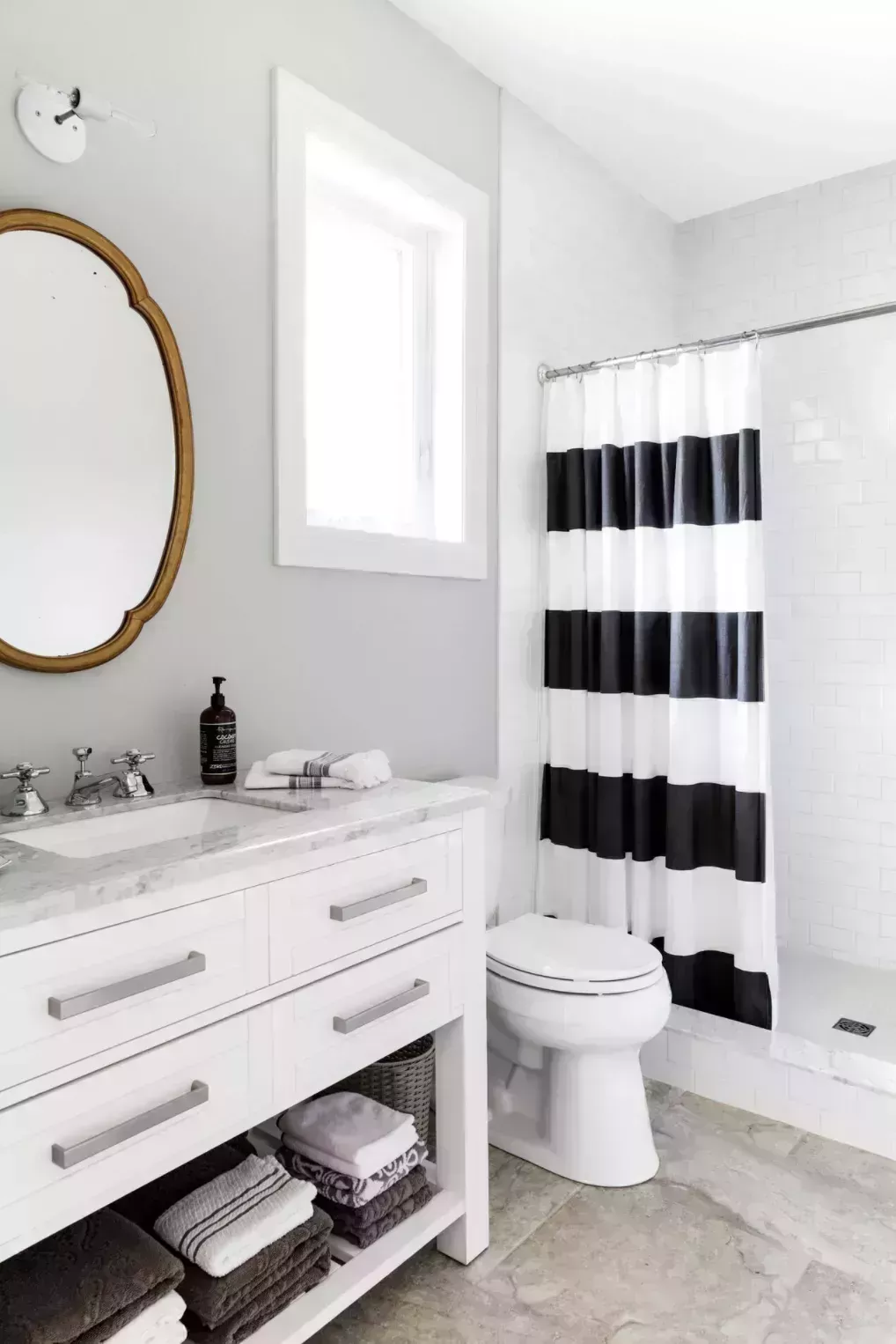 Estos diseños de baños blancos no tienen nada de aburridos 