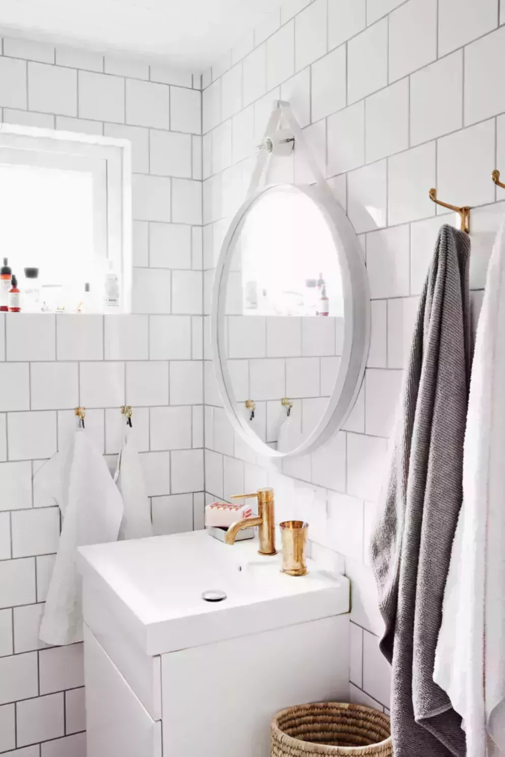 Estos diseños de baños blancos no tienen nada de aburridos 