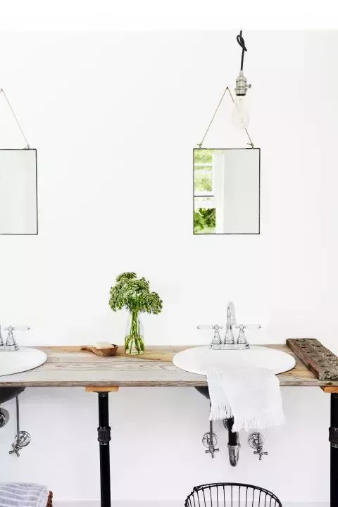 Estos diseños de baños blancos no tienen nada de aburridos 