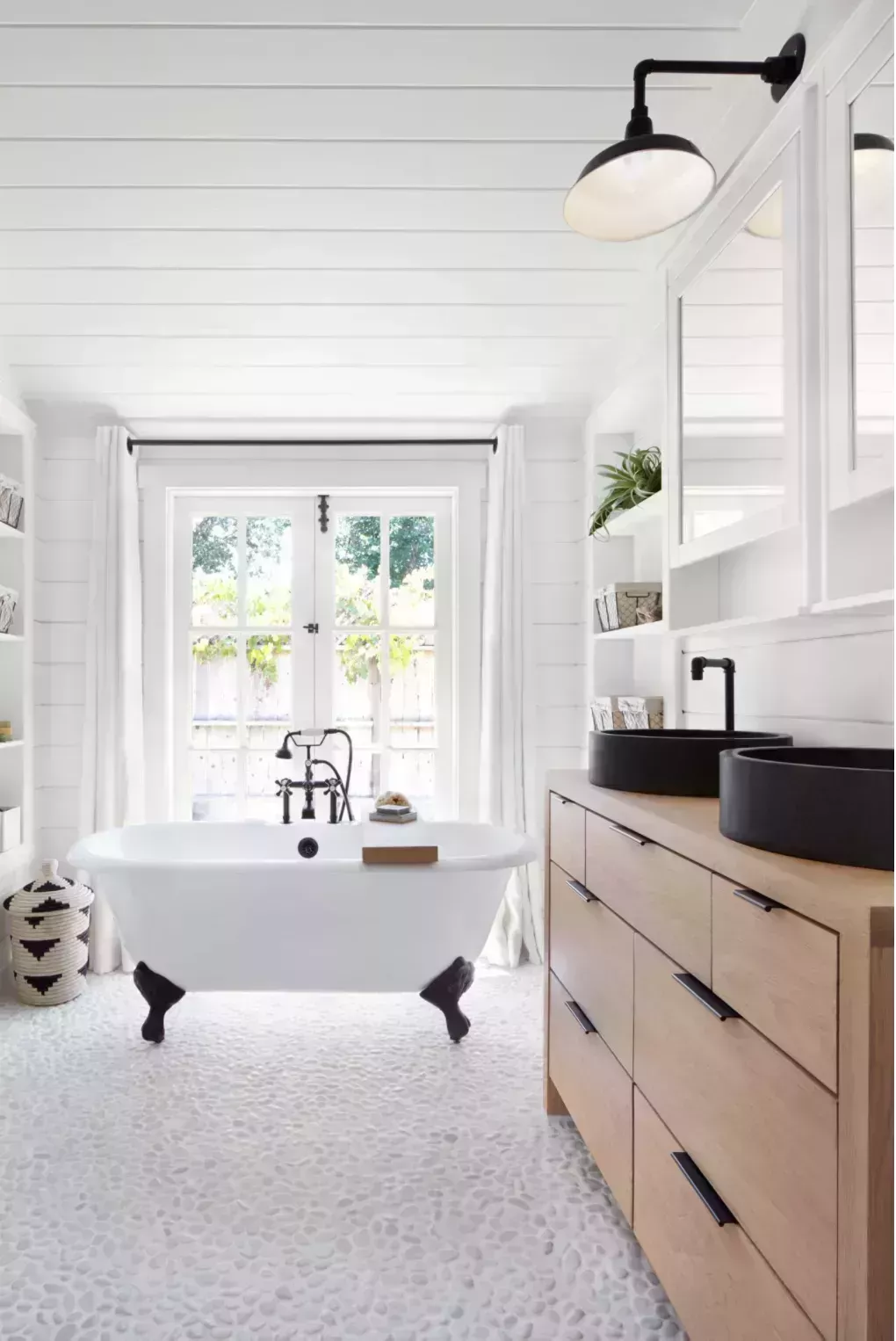 Estos diseños de baños blancos no tienen nada de aburridos 