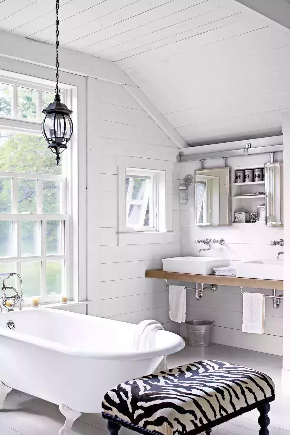 Estos diseños de baños blancos no tienen nada de aburridos 