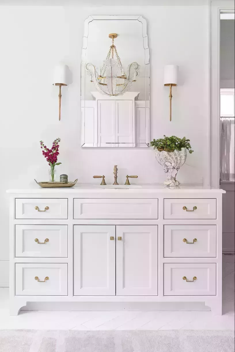 Estos diseños de baños blancos no tienen nada de aburridos 