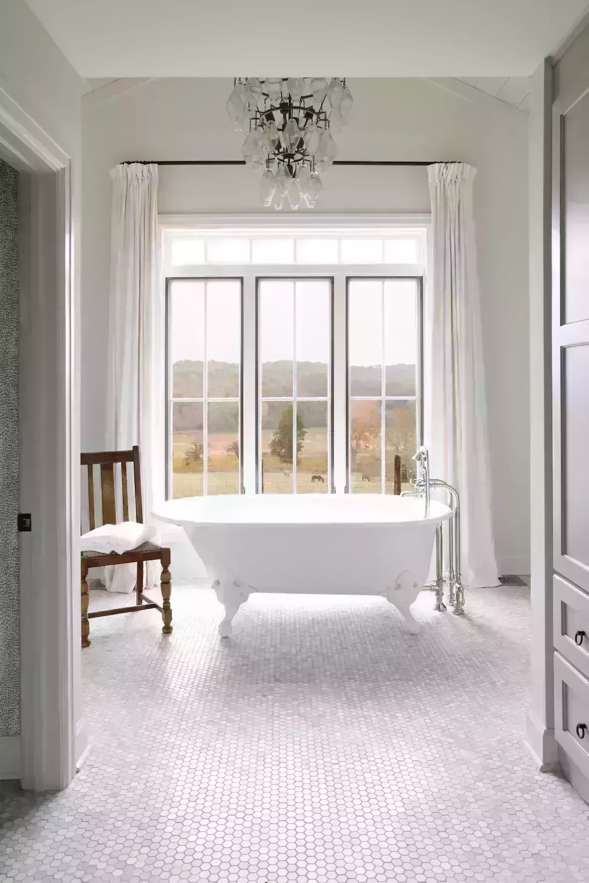 Estos diseños de baños blancos no tienen nada de aburridos 