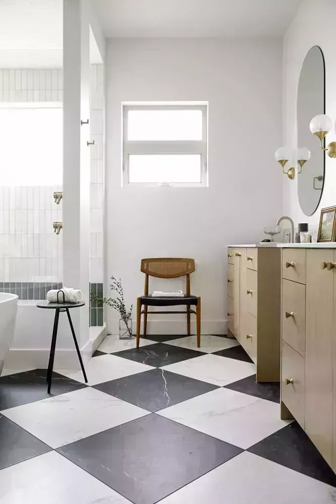 Estos diseños de baños blancos no tienen nada de aburridos 