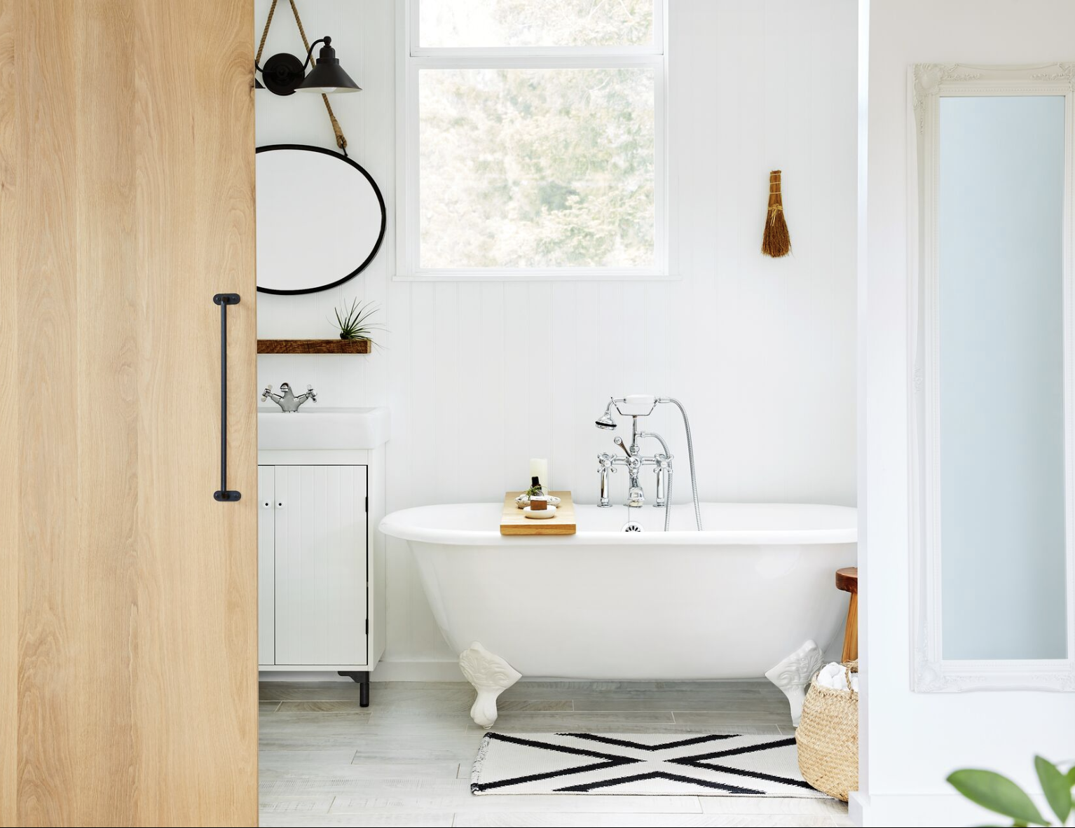 Estos diseños de baños blancos no tienen nada de aburridos 