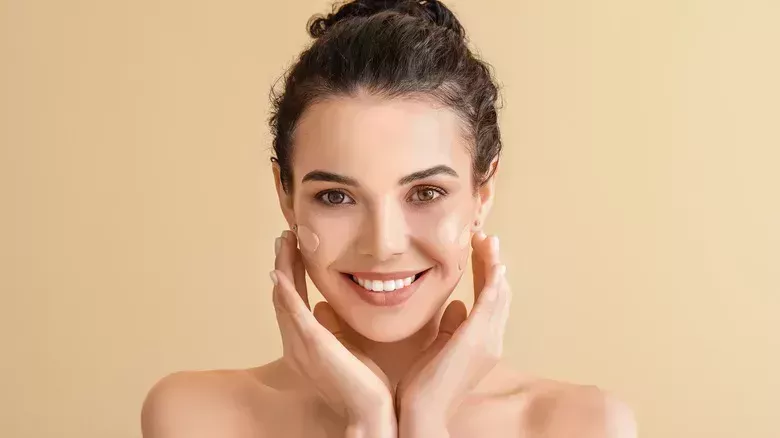 La mejor manera (y la más fácil) de aplicar sombras de ojos brillantes