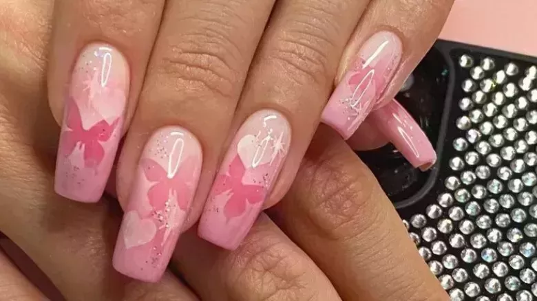 Las uñas pintadas con aerógrafo son el look retro con posibilidades ilimitadas
