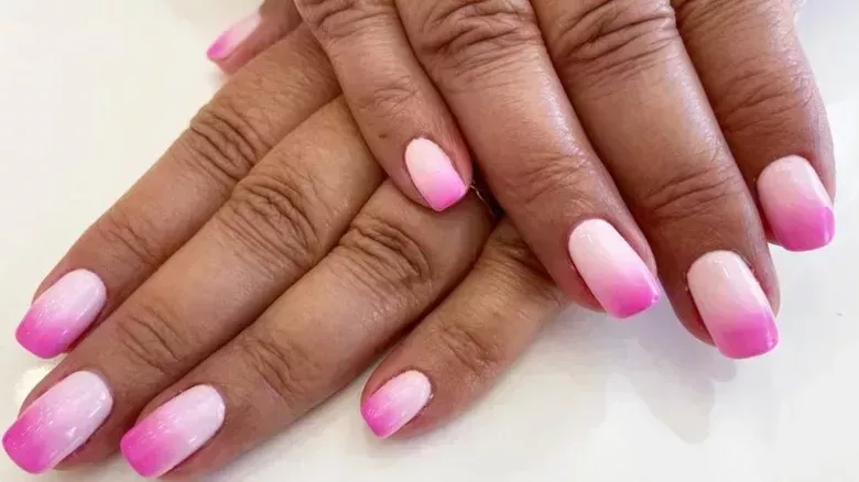 Las uñas pintadas con aerógrafo son el look retro con posibilidades ilimitadas