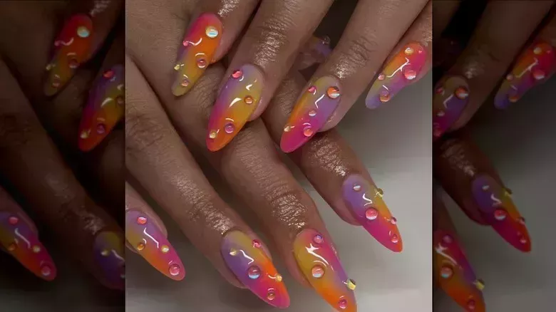 Las uñas pintadas con aerógrafo son el look retro con posibilidades ilimitadas