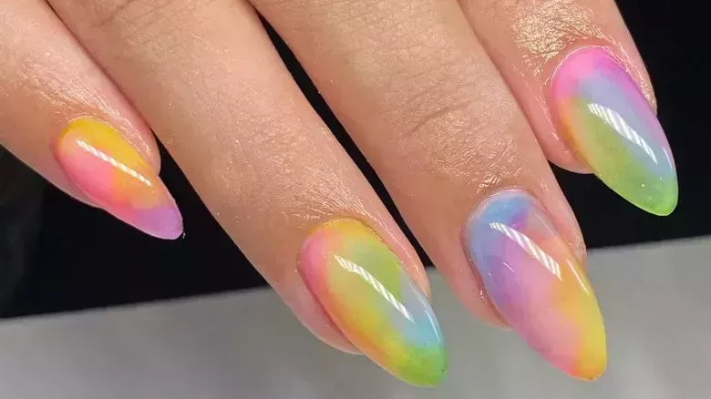 Las uñas pintadas con aerógrafo son el look retro con posibilidades ilimitadas