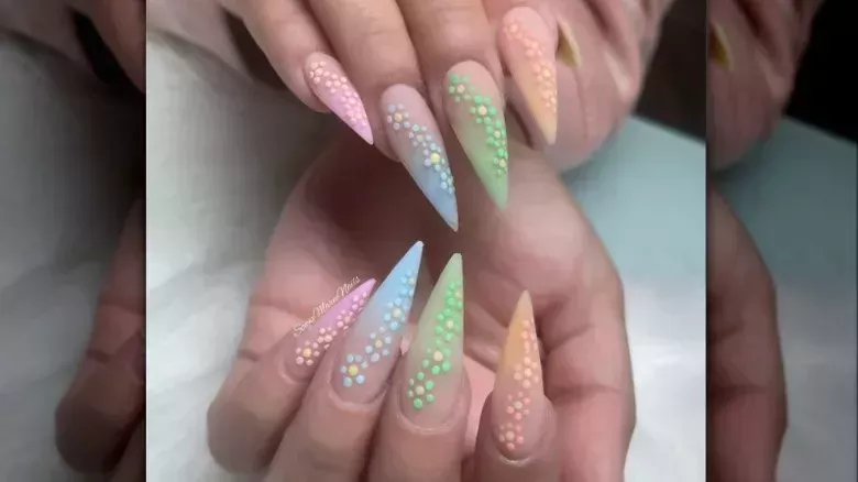 Las uñas pintadas con aerógrafo son el look retro con posibilidades ilimitadas