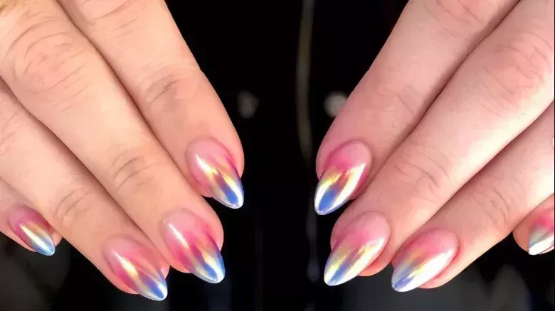 Las uñas pintadas con aerógrafo son el look retro con posibilidades ilimitadas