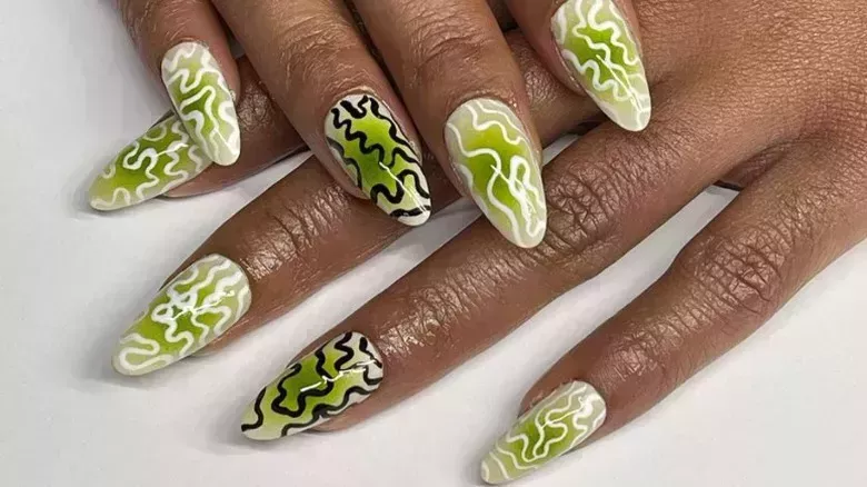Las uñas pintadas con aerógrafo son el look retro con posibilidades ilimitadas
