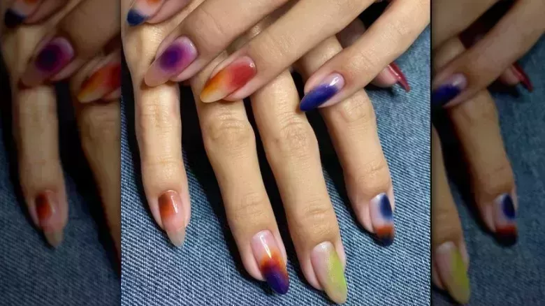 Las uñas pintadas con aerógrafo son el look retro con posibilidades ilimitadas
