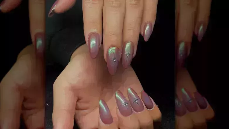 Las uñas pintadas con aerógrafo son el look retro con posibilidades ilimitadas