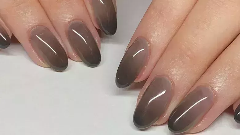 Las uñas pintadas con aerógrafo son el look retro con posibilidades ilimitadas