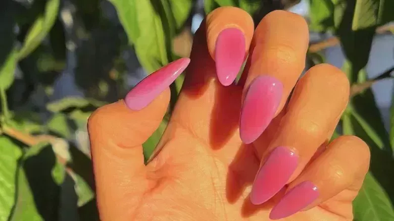 Las uñas pintadas con aerógrafo son el look retro con posibilidades ilimitadas