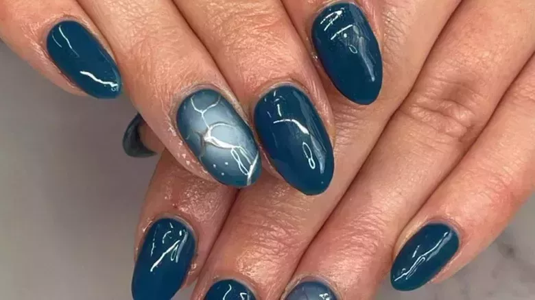 Las uñas pintadas con aerógrafo son el look retro con posibilidades ilimitadas