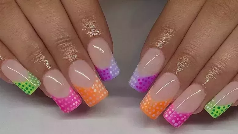 Las uñas pintadas con aerógrafo son el look retro con posibilidades ilimitadas