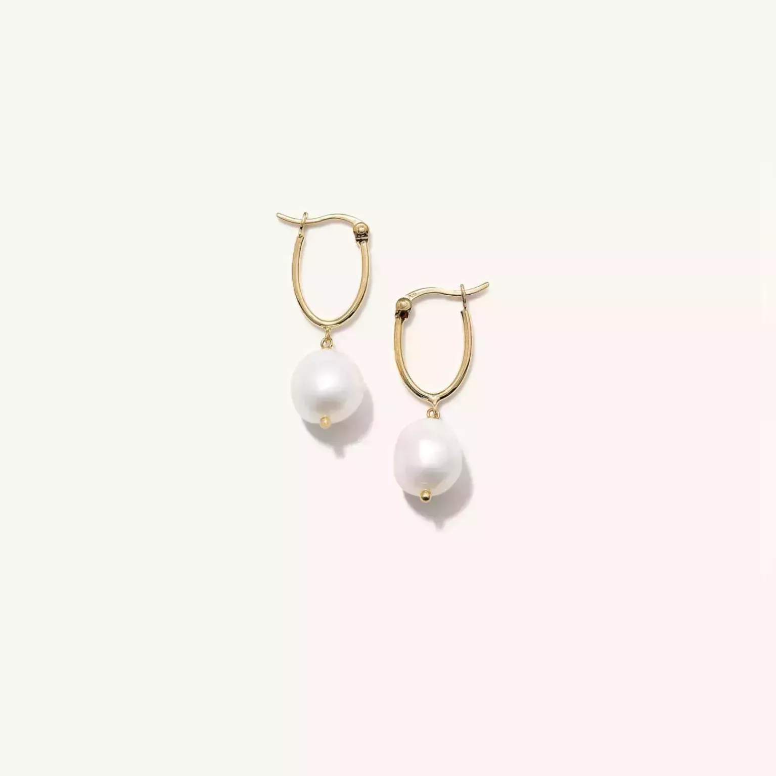 Los clásicos pendientes de aro estarán de moda este año, ¿por qué?