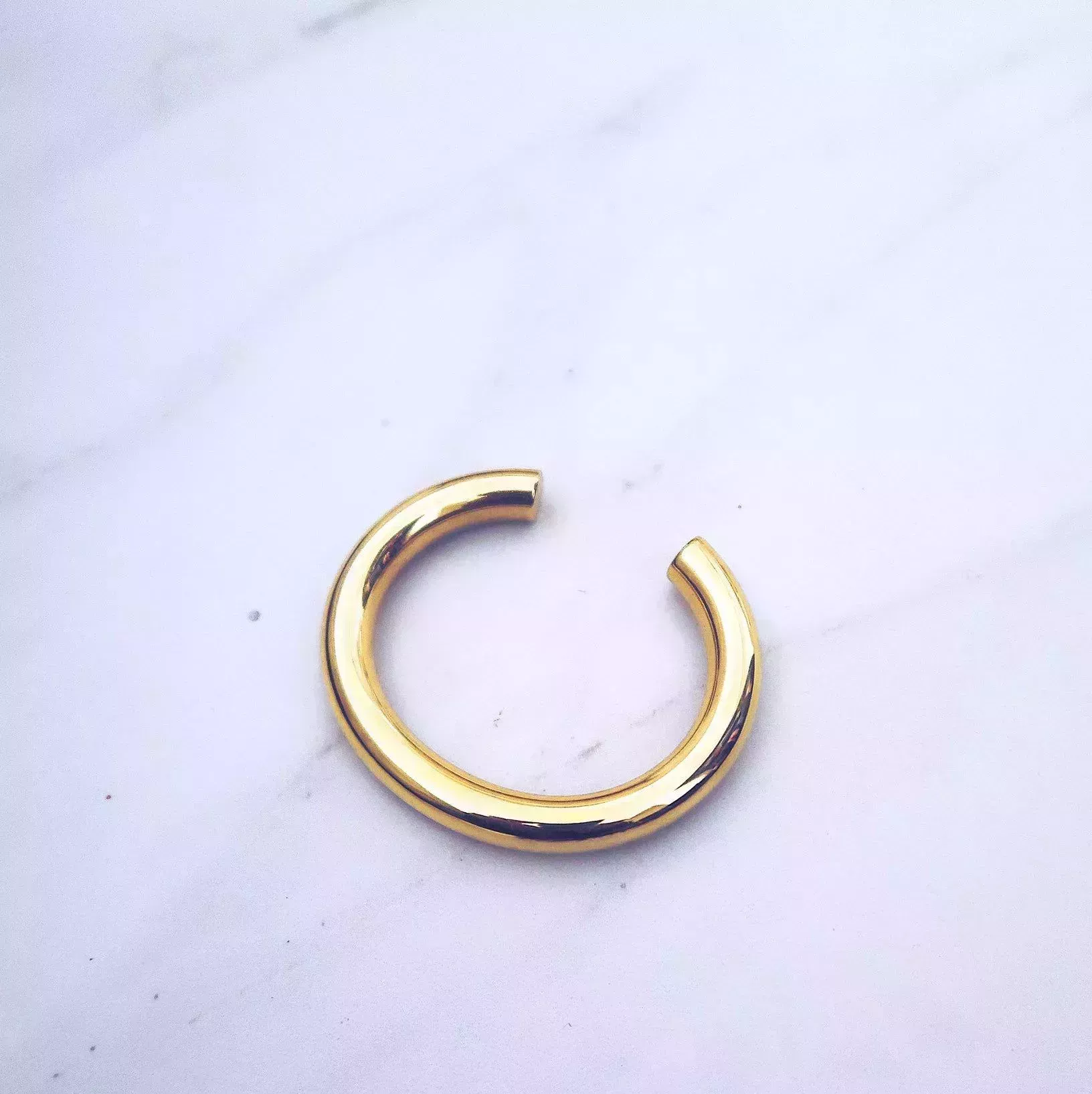 Los clásicos pendientes de aro estarán de moda este año, ¿por qué?