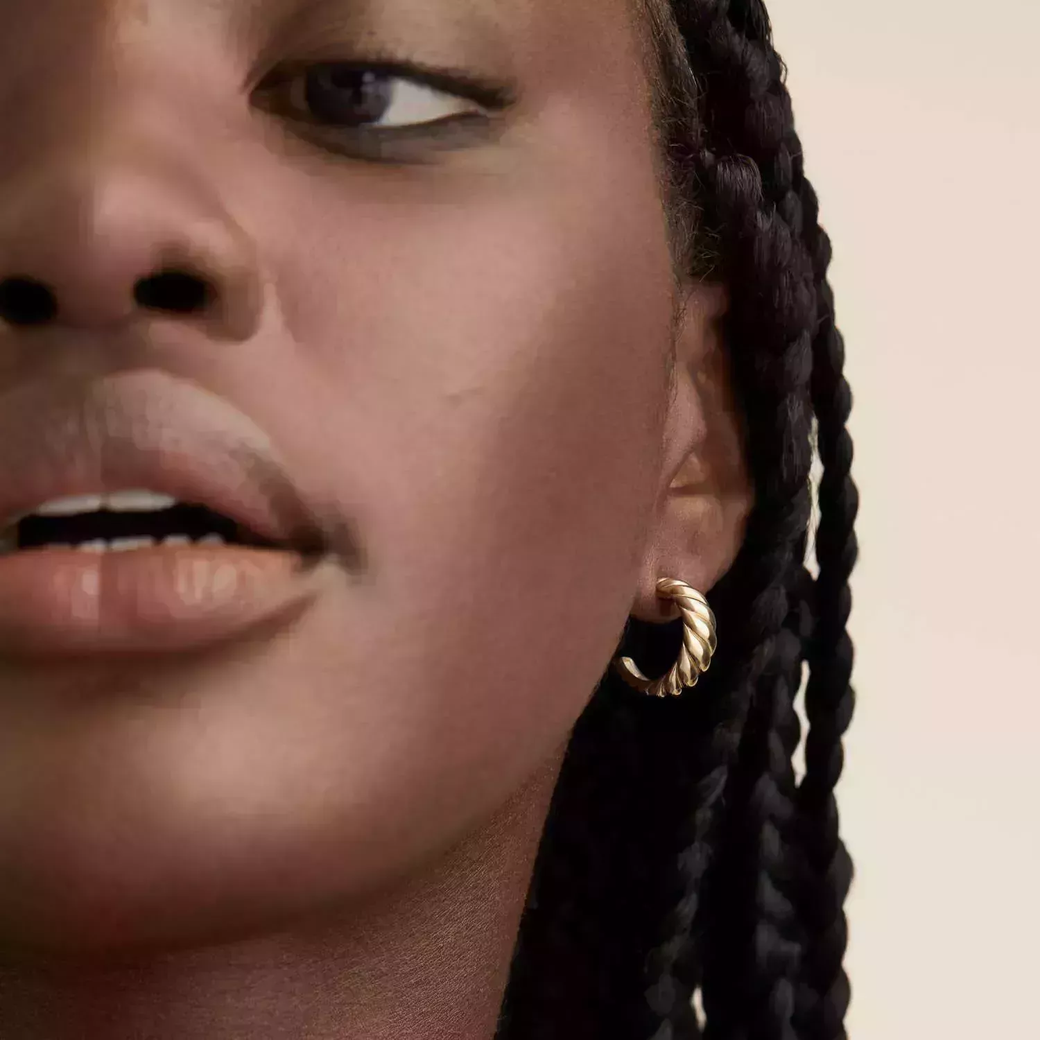 Los clásicos pendientes de aro estarán de moda este año, ¿por qué?