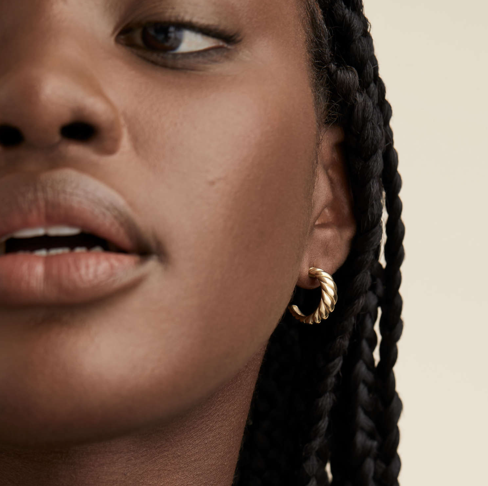 Los clásicos pendientes de aro estarán de moda este año, ¿por qué?