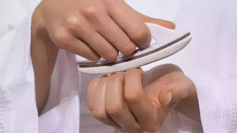 Manicura a presión frente a manicura de gel: ¿Cuál es más saludable para las uñas?