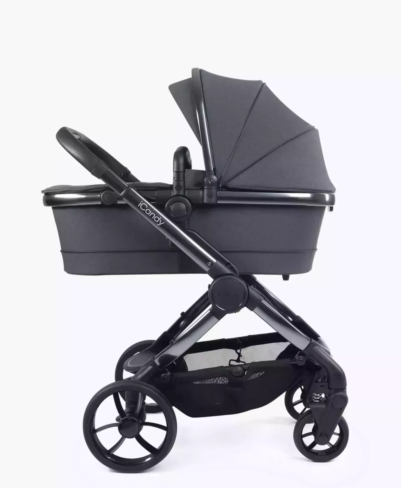 Más de 1.000 personas están en lista de espera para el cochecito de Molly-Mae: así se compra