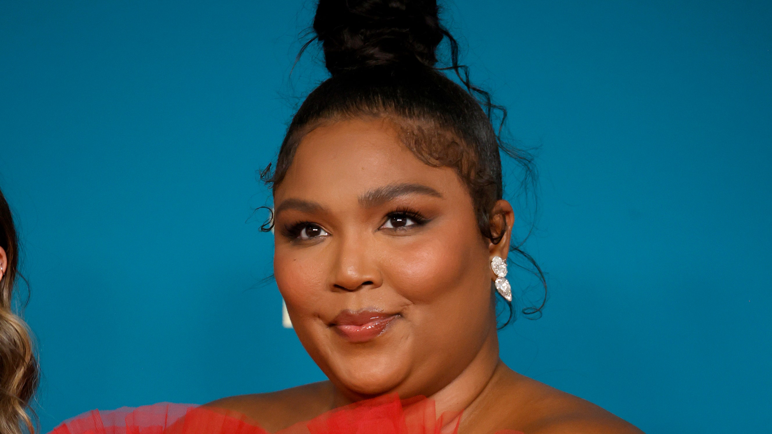 Me emociona el look de belleza de superheroína de Lizzo en el videoclip de "Especial"